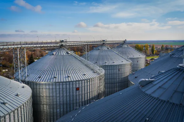 Панорама заводу з висоти — силоси та блакитне небо