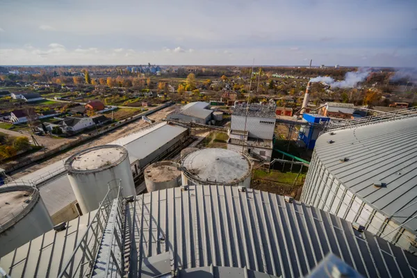 Загальна панорама заводу: резервуари, цехи, пара