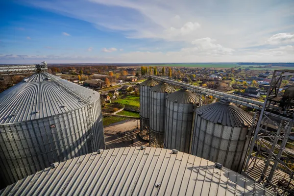 Силоси та конвеєрний міст на тлі осіннього пейзажу