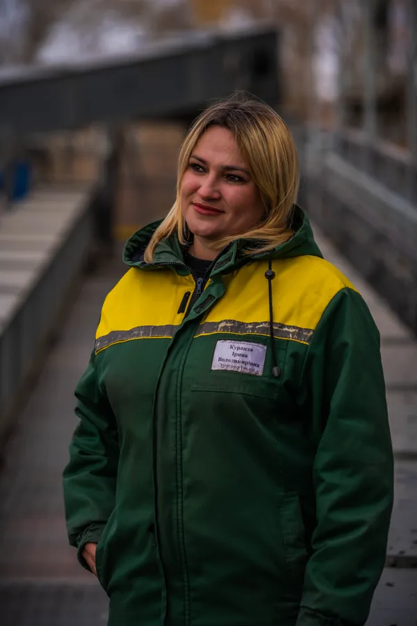 Портрет працівника на галереї — усмішка, уніформа