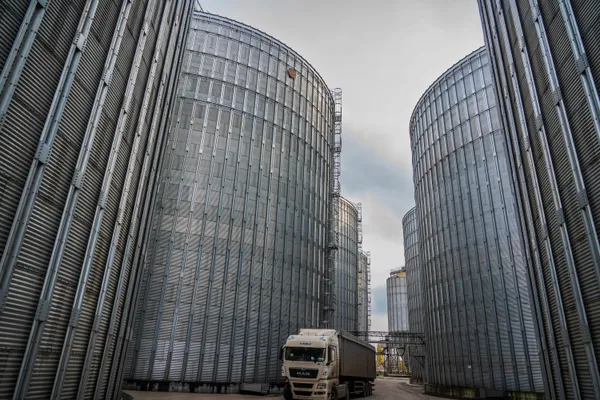 Вантажівка між силосами — масштаб виробництва