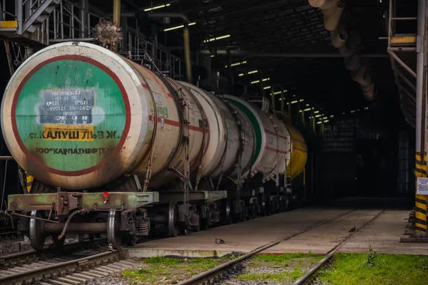 Залізничні цистерни на критій платформі