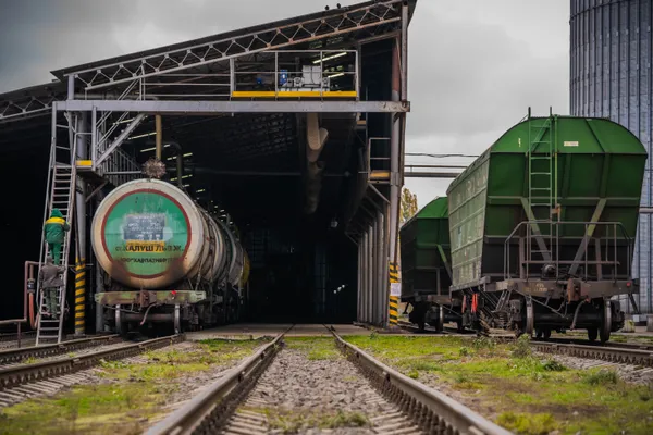 Залізнична рампа: цистерни та хопери