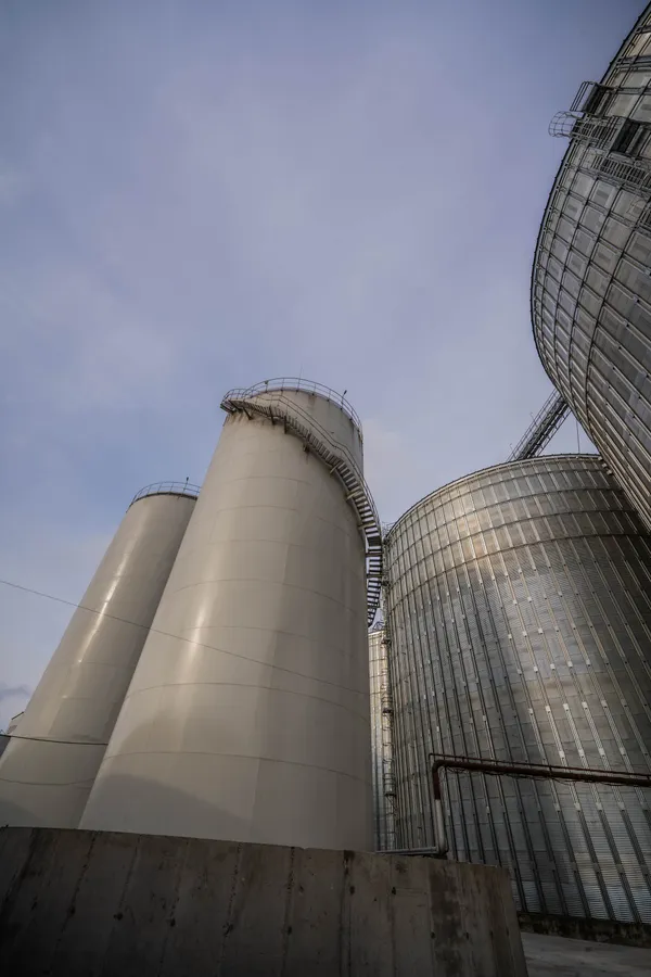 Білі резервуари та сталеві силоси, драматична перспектива