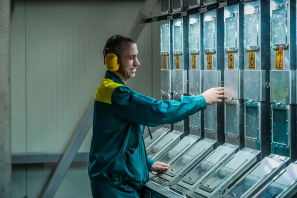 Оператор за пультом керування сепарацією