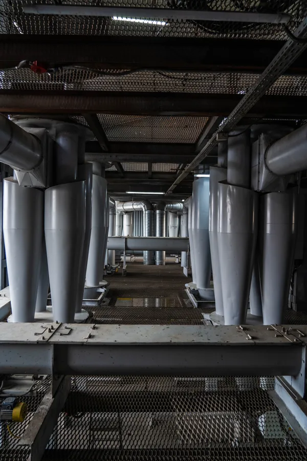 Ряд циклонів та трубопроводів