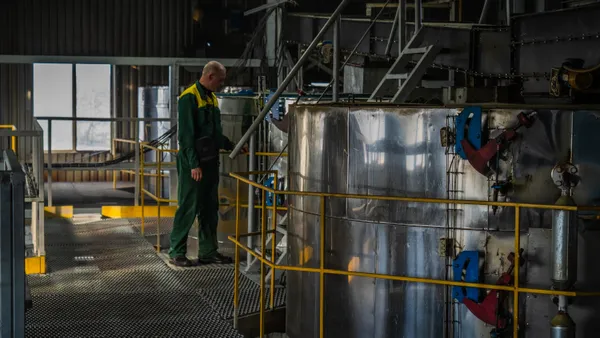 Оператор біля екстрактора