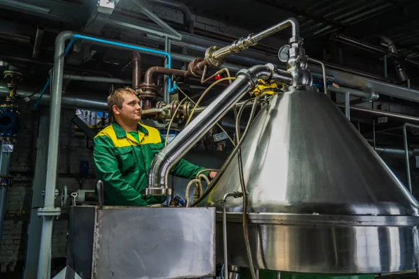 Молодий оператор біля сепаратора