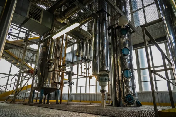 Дистиляційні колони у природному освітленні