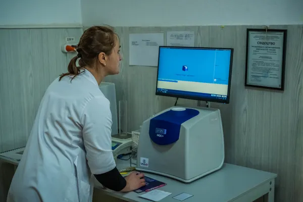 ЯМР-аналізатор Oxford Instruments у лабораторії